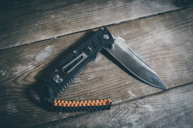 Tahta bir masada bıçak.