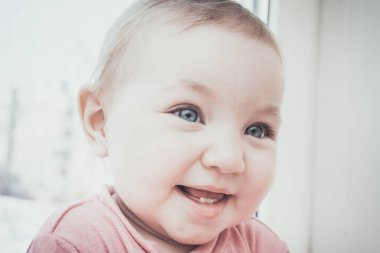 Bir bebeğin neşesi ve gülümsemesi