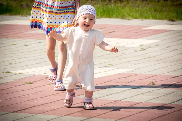 公園で走っているかわいい赤ちゃん — ストック写真
