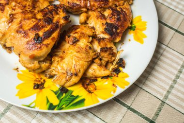 Mutfak masasında bir tabak iyi kızarmış tavuk göğsü fileto.