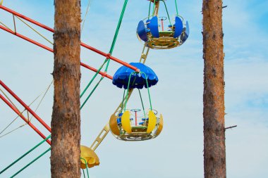 Lunaparkta at binmek için çocuk dönme dolap..