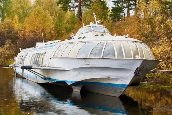 Брошенная большая лодка для перевозки людей стоит на берегу озера . — стоковое фото