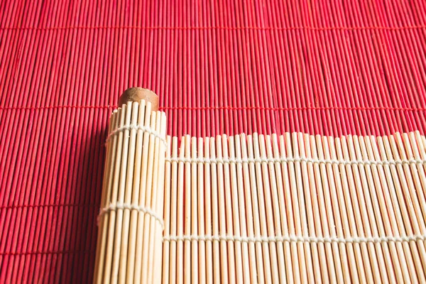 Великолепная сигара, завернутая в квадратный бамбуковый коврик . — стоковое фото