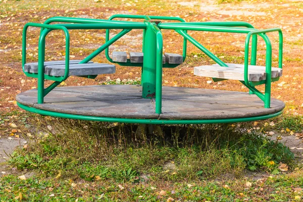 Columpios circulares para montar niños pequeños en el patio de recreo . —  Fotos de Stock