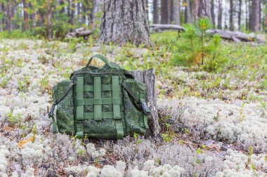 Beyaz yosun üzerinde fermuarlar ve cepler ile küçük sırt çantası 