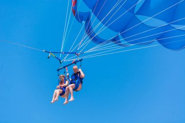 Side, Turkey - 02 Haziran 2018: Tatilciler denizin üzerinde güzel bir paraşütle uçuyor.