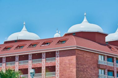 Kırmızı bina üzerinde güzel beyaz kubbeler.