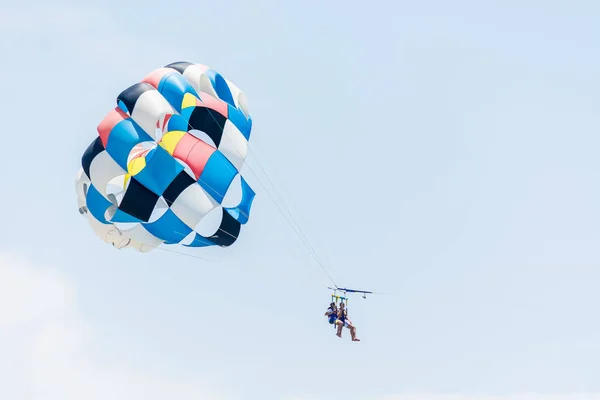 SIDE, TURKEY - MAY 31, 2018: Vacationers fly on beautiful parachute in nab above the sea. — Stock Photo, Image