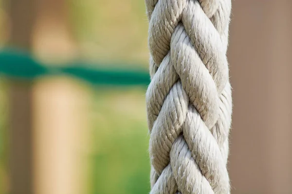 Cavo di corda bianca per arrampicata sul parco giochi per bambini . — Foto Stock