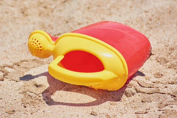 Enfants Arrosoir Jouet Sur Sable — Photo