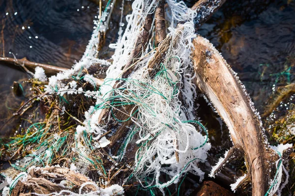 Zmrazená katapultovaná síť pro rybolov visí na záchytce v řece. — Stock fotografie