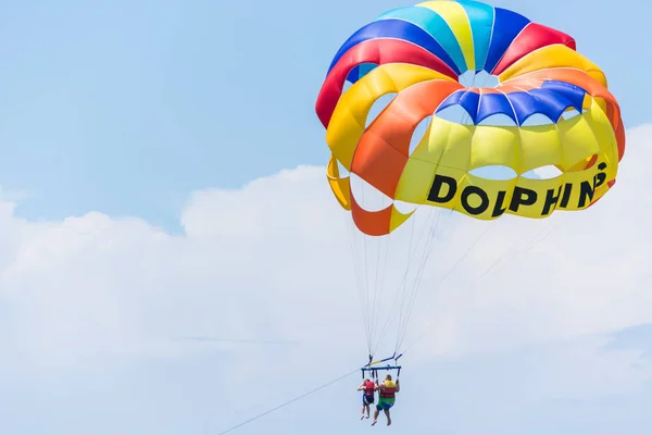 SIDE, TURQUIE - 31 MAI 2018 : parachute multicolore avec des touristes au repos mouches dans le ciel . — Photo