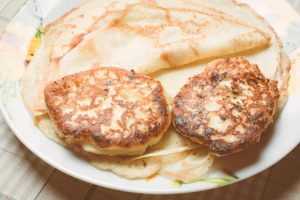 Pasteles de queso cuajada frito en panqueques en plato . —  Fotos de Stock