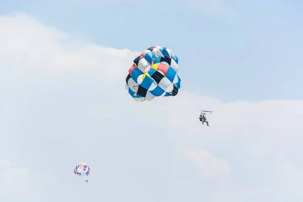 SIDE, TURKEY - MAY 31, 2018: Vacationers fly on beautiful parachute in nab above the sea. — Stock Photo, Image