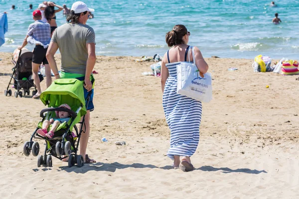 Seite, Türkei - 02. Juni 2018: Familie mit Kinderwagen geht schwimmen und sonnen am Sandstrand des Meeres. — Stockfoto
