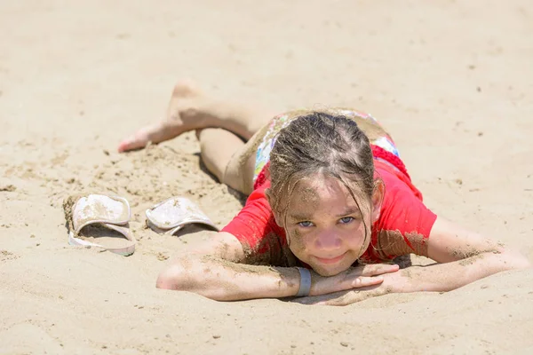 Menina Suja Areia Está Deitado Praia Tshirt Vermelha Sol Quente — Fotografia de Stock