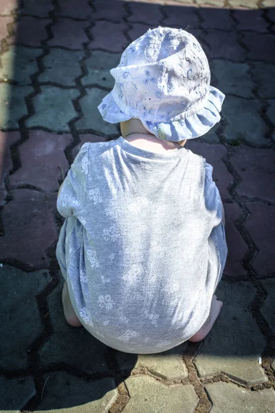 Kleines Kind spielt unterwegs im Park — Stockfoto