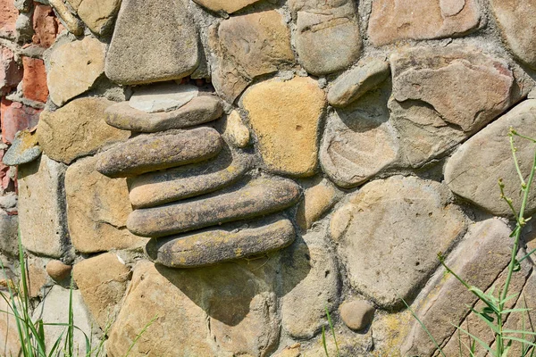 Ausgekleidete Wand aus runden Steinen. — Stockfoto