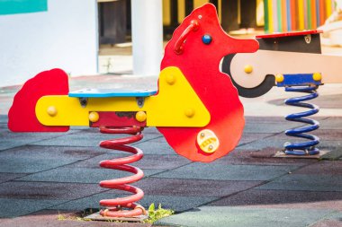 Parkta oyun alanında çocuklar için salıncak