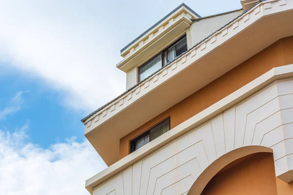 Mavi gökyüzüne karşı uzun balkan ve büyük bina ile Çatı