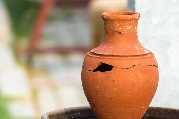 Büyük delik li ve çatlakkırık kil sürahi