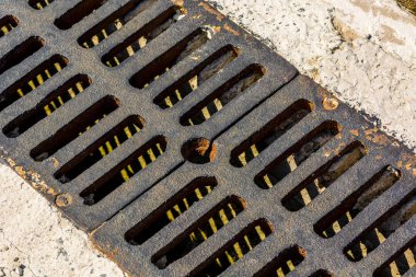 Kanalizasyonda su akışı için demir ızgara.