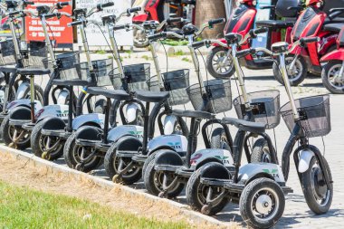 Side, Turkey - 02 Haziran 2018: Direksiyon da sepetli üç tekerlekli bisikletpark