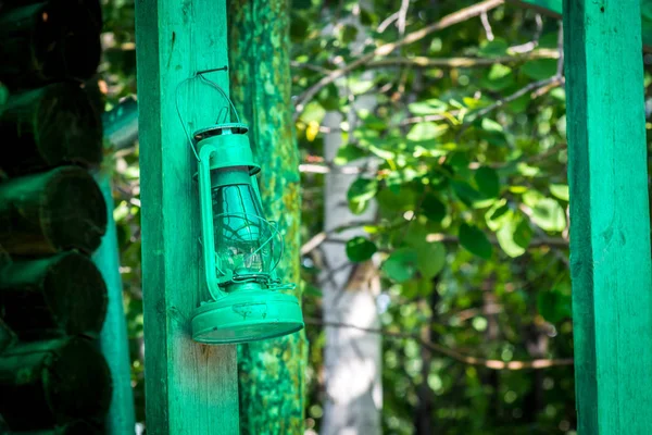 Bemalte Grüne Lampe Hängt Der Tafel — Stockfoto
