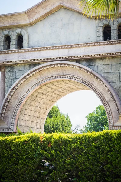 Çatı altında kemer ve yeşil çim ile eski bina