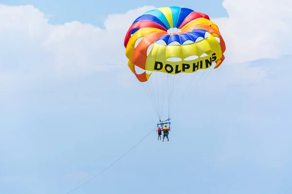 Side Turquie Mai 2018 Parachute Multicolore Avec Des Touristes Repos — Photo