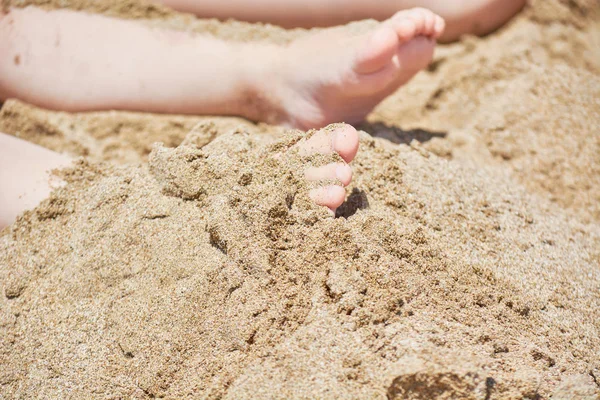 Pieds Bébé Coincés Dans Sable Sur Plage Mer Par Une — Photo