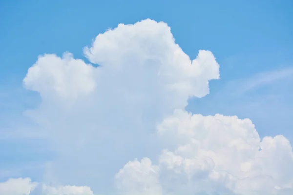 青空に掛けられたふわふわの白い雲 — ストック写真