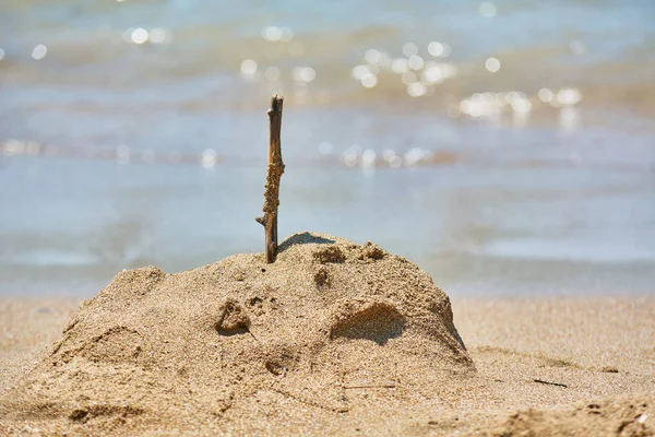 Montagna Sabbia Con Bastone Legno Sulla Spiaggia — Foto Stock