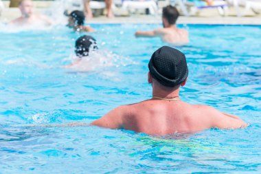 Side, Türkiye - 31 Mayıs 2018: Erkekler mavi havuzda su topu oynuyor