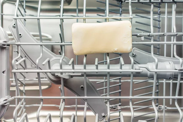 Желтое Мыло Стирки Лежит Среднем Отсеке Посудомоечной Машины — стоковое фото