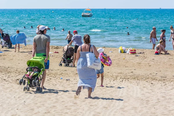 Lado Turquía Junio 2018 Familia Con Cochecito Nadar Tomar Sol —  Fotos de Stock