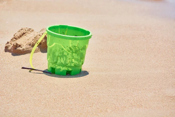 Toy Children Green Bucket Sandy Shore Beach — Stock Photo, Image