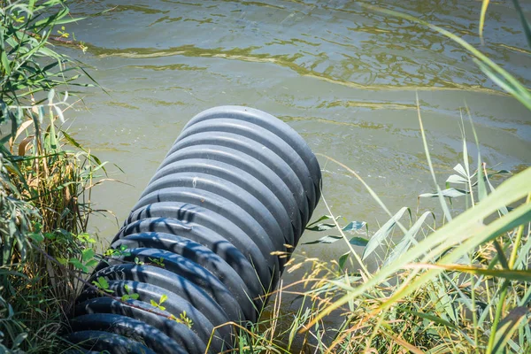 Pipa Bulat Halus Untuk Menguras Air Setelah Hujan Sungai — Stok Foto