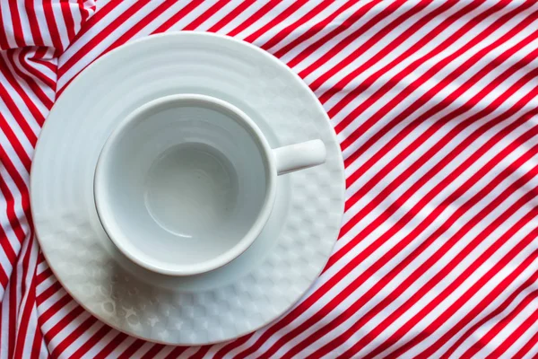 Weißer Becher Für Tee Und Untertasse Auf Gestreiftem Badeanzug — Stockfoto