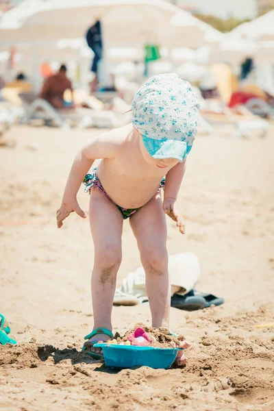 Lustiges Baby Sommermütze Spielt Mit Spielzeug Sandstrand — Stockfoto