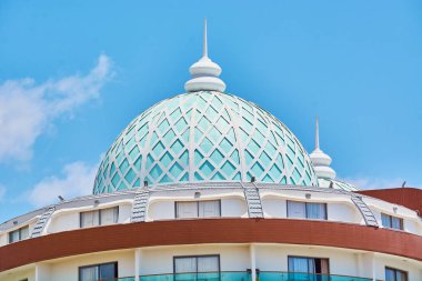 Çatıda büyük yuvarlak kubbeli bina.