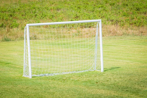 Yeşil çim oynamak için net ile futbol hedefi. — Stok fotoğraf