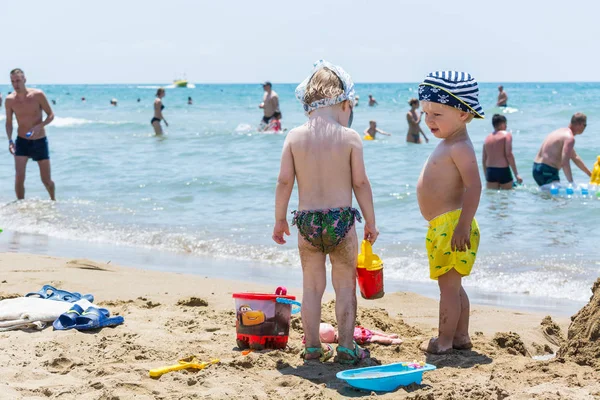 LADO, TURQUÍA - 31 DE MAYO DE 2018: Niños pequeños jugando con juguetes en la arena junto al mar . —  Fotos de Stock