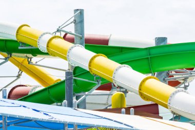 Çocuk aquapark borularından uzun su kaydırakları.