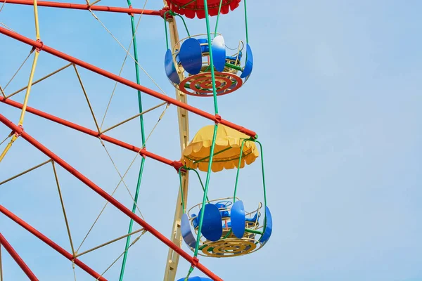 Roata de ferris carusel pentru copii pentru călărie în parc de distracții . — Fotografie, imagine de stoc