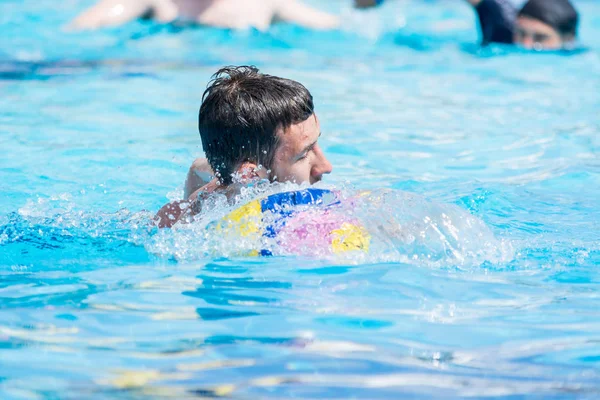 Сіде, Туреччина-31 травня 2018: людина грати водне поло м'яч у синьому басейні. — стокове фото
