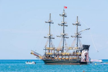 Side, Turkey - 02 Haziran 2018: Mavi Denizde Korsan Gemisi.