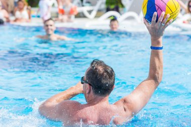 Side, Türkiye - 31 Mayıs 2018: Mavi havuzda su topu oynayan adam.