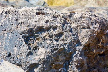 Deniz deki eski taş.