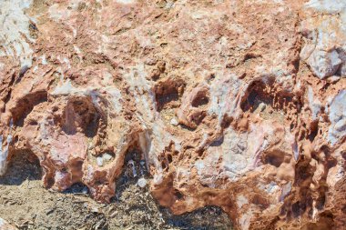 Deniz deki eski taş.